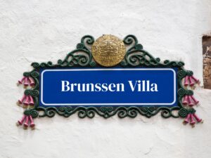Regionale Besonderheiten in der Gestaltung von Hausschildern in Österreich
